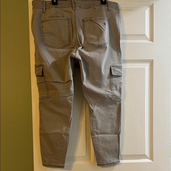 True Craft Women's Olive Cargo Pants - Picture 2 of 3